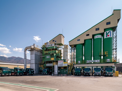 プラントとダンプトラック